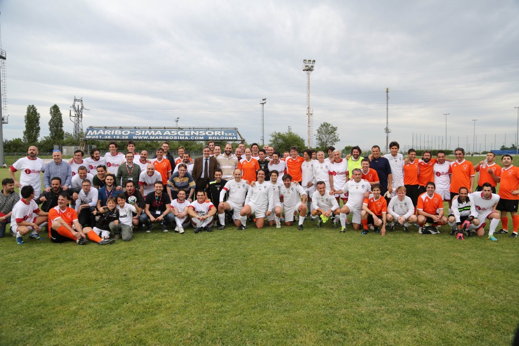 BOLOGNA Triangolare Trofeo Illumia Cup organizzata insieme con la onlus ÔLa MongolfieraÕ. Gruppone di tutte le squadre